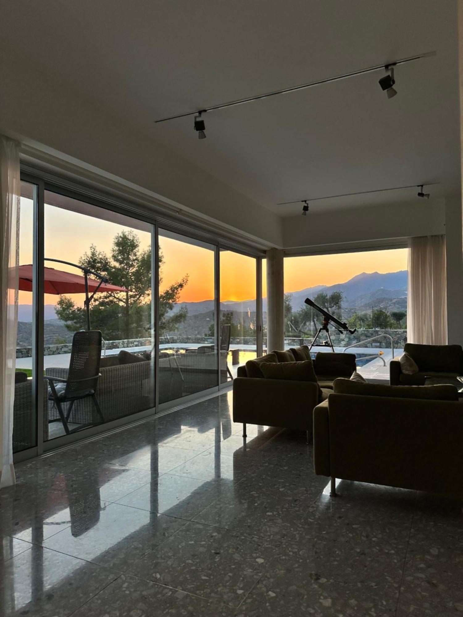 Luxury Villa Pluto Stunning Mountain Views Ora Exterior photo
